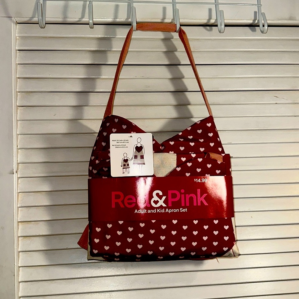 NWT Adult and kid Apron Set (adult 25.5 inch x 32 inch) kid 20 inch x 25 inch